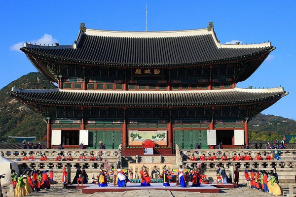 Gyeongbokgung Palace, Bukchon, Naksan & Gwangjang Market Day Tour