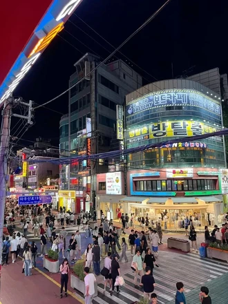 Myeongdong Shopping Street - Seoul Mua sắm