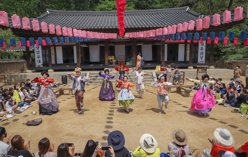 Gyeonggi 1-Day Tour for Foreigners – Suwon Hwaseong & Korean Folk Village