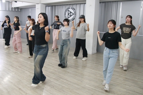 K-pop Culture 1-Day Tour for Foreigners (Hongdae Street, K-pop Dance Class, Myeongdong HiKR Ground, Nanta Show)