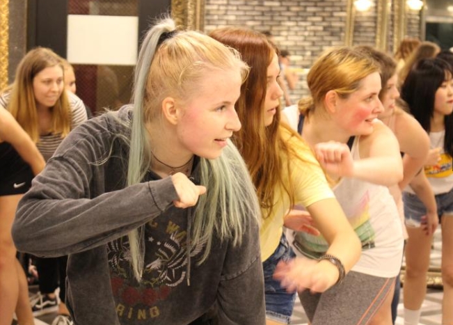 K-pop Culture 1-Day Tour for Foreigners (Hongdae Street, K-pop Dance Class, Myeongdong HiKR Ground, Nanta Show)