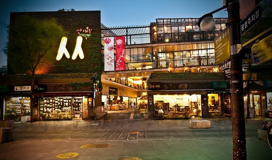 K-pop Culture 1-Day Tour for Foreigners (Hongdae Street, K-pop Dance Class, Myeongdong HiKR Ground, Nanta Show)