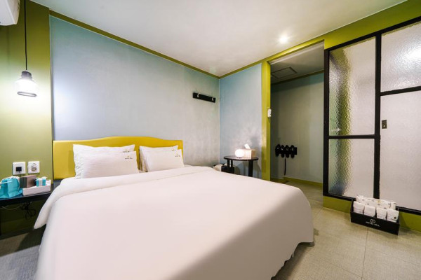 Standard (hotel down bedding, freshly roasted coffee, large parking lot, Netflix & YouTube available