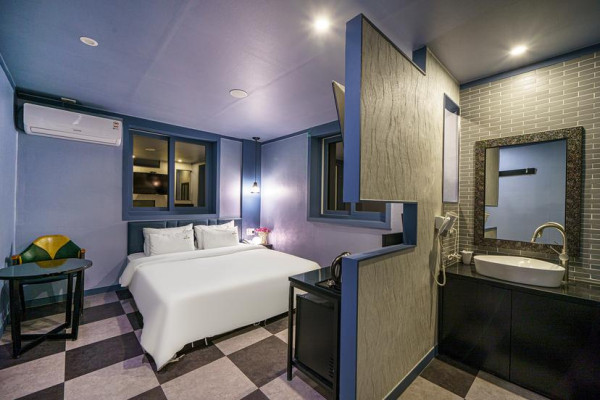 Deluxe (Goose bedding, roasting coffee, large parking lot, Netflix & YouTube, family of 4 only)