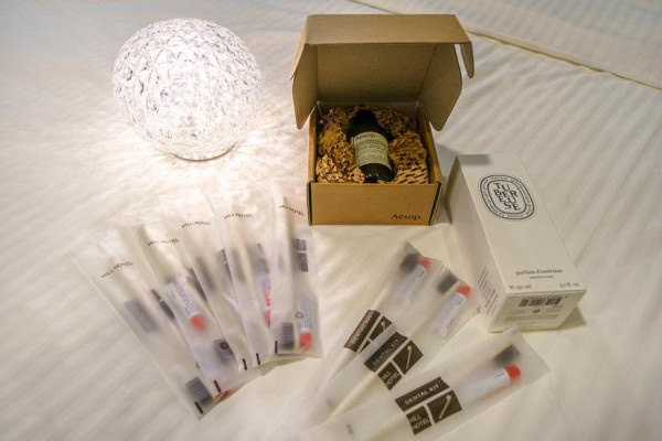 Deluxe (Goose bedding, roasting coffee, large parking lot, Netflix & YouTube, family of 4 only)