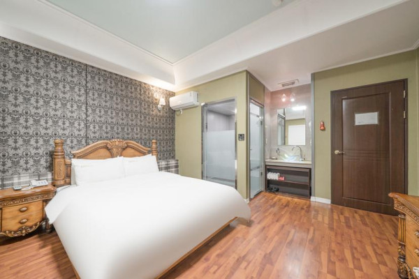 Standard - Smoking Room (OTT viewing available (Netflix, YouTube, Disney, etc.) - Personal ID requir